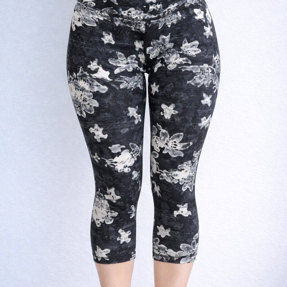 2/20 OLD NAVY legging, yoga , women size L. black floral print